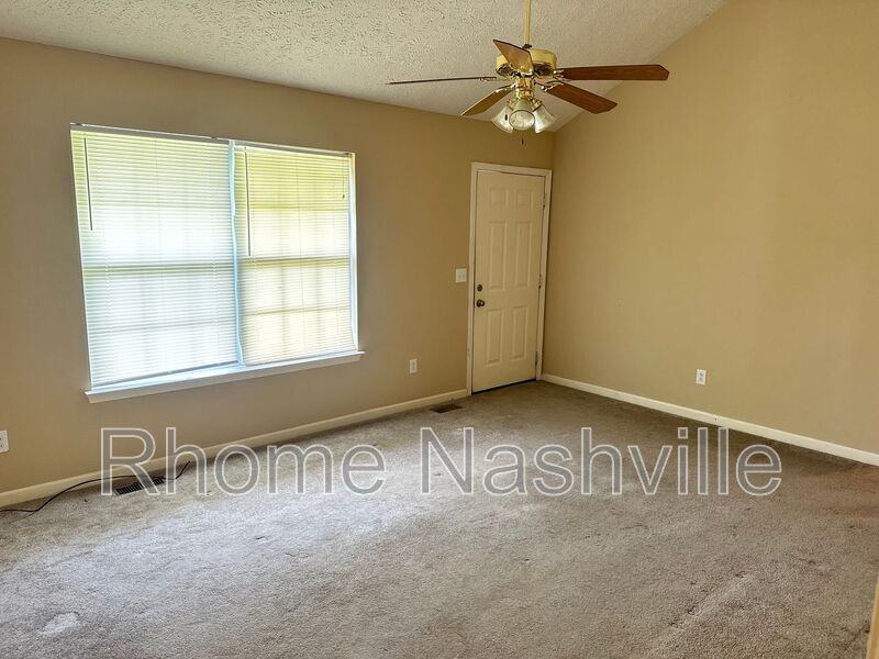 1913 Ozark Ct - Photo 4 of 9