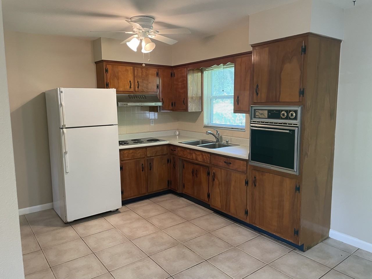 4410 Hill Dr - Photo 3 of 7