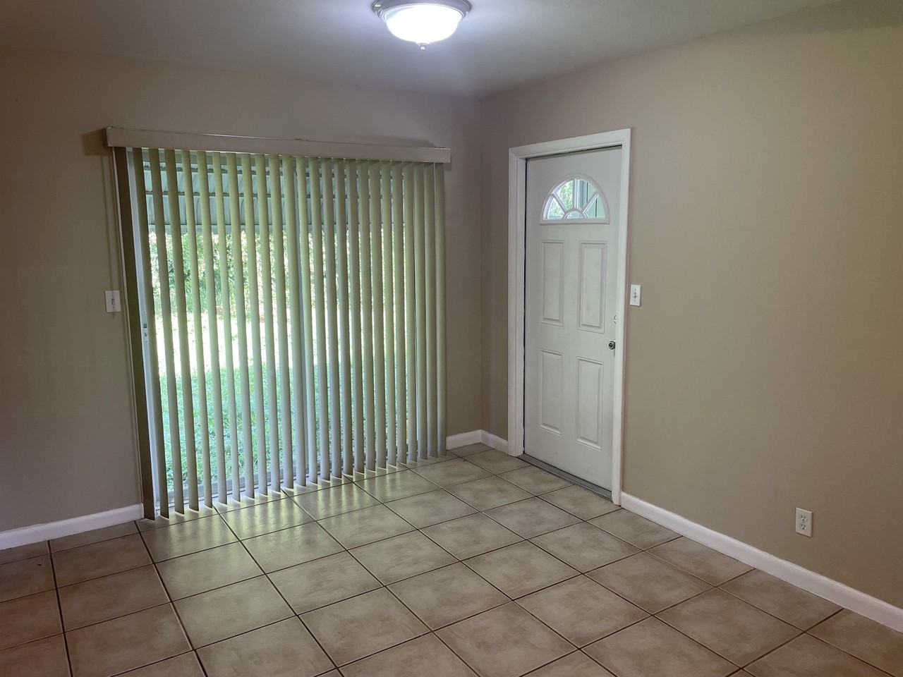 4410 Hill Dr - Photo 4 of 7