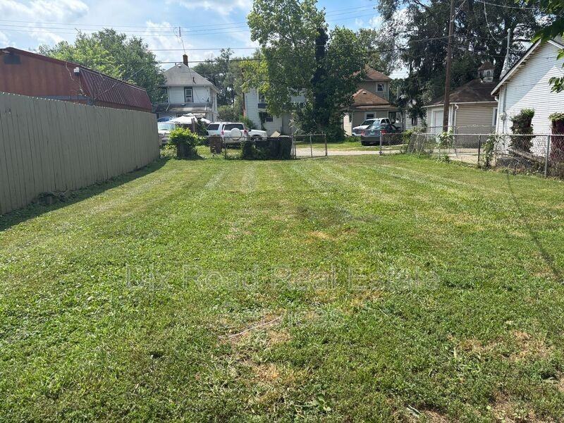 708 Elwood St - Photo 4 of 20