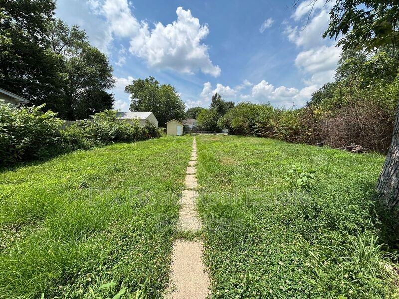 123 N Miami St - Photo 4 of 26