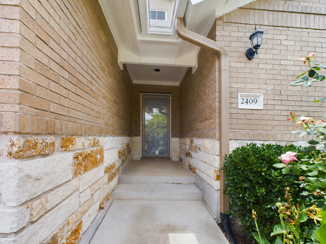 2409 Brook Crest Way - Photo 4 of 31