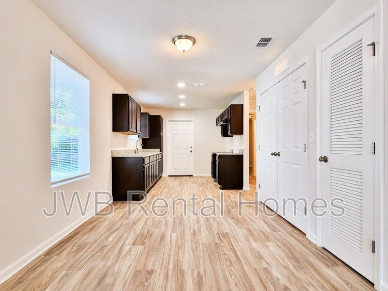 2091 Woodside St - Photo 4 of 11