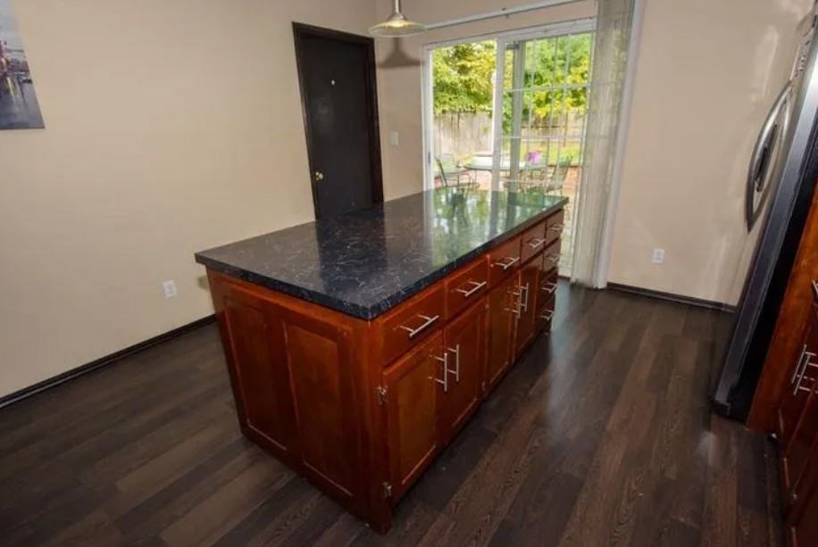 922 Stanfield St - Photo 4 of 16