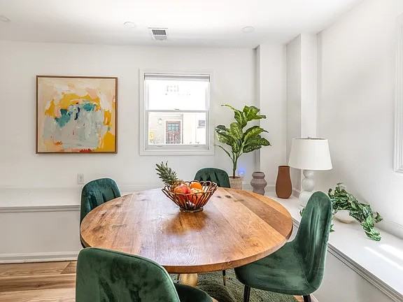 1031 Austin Ave Ne - Photo 3 of 14