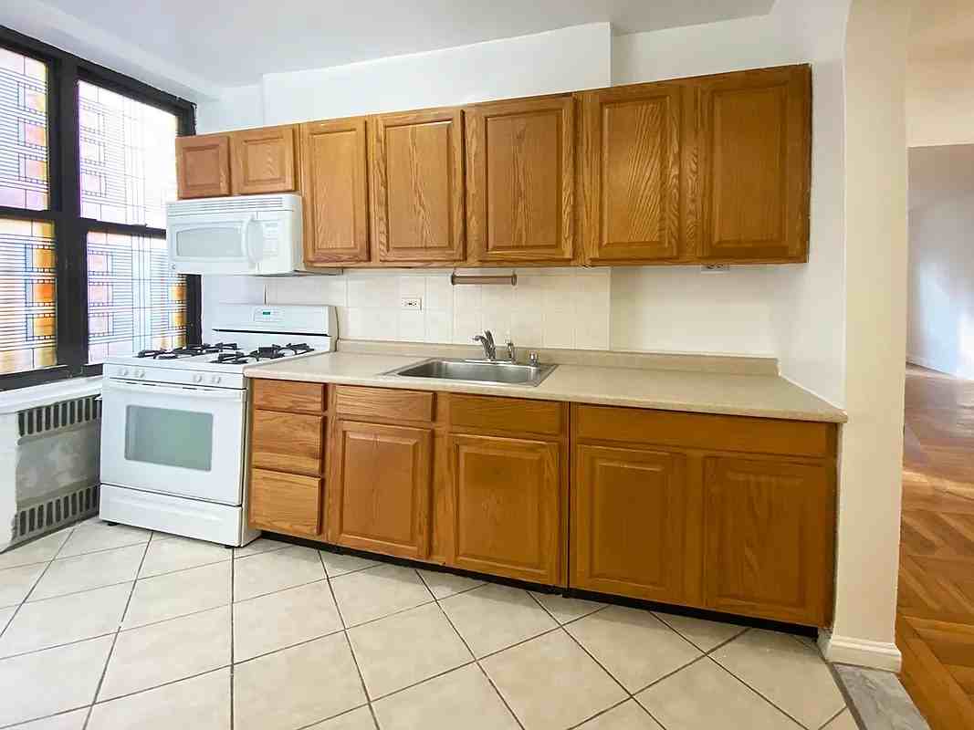 3017 Riverdale Ave #2F - Photo 2 of 3