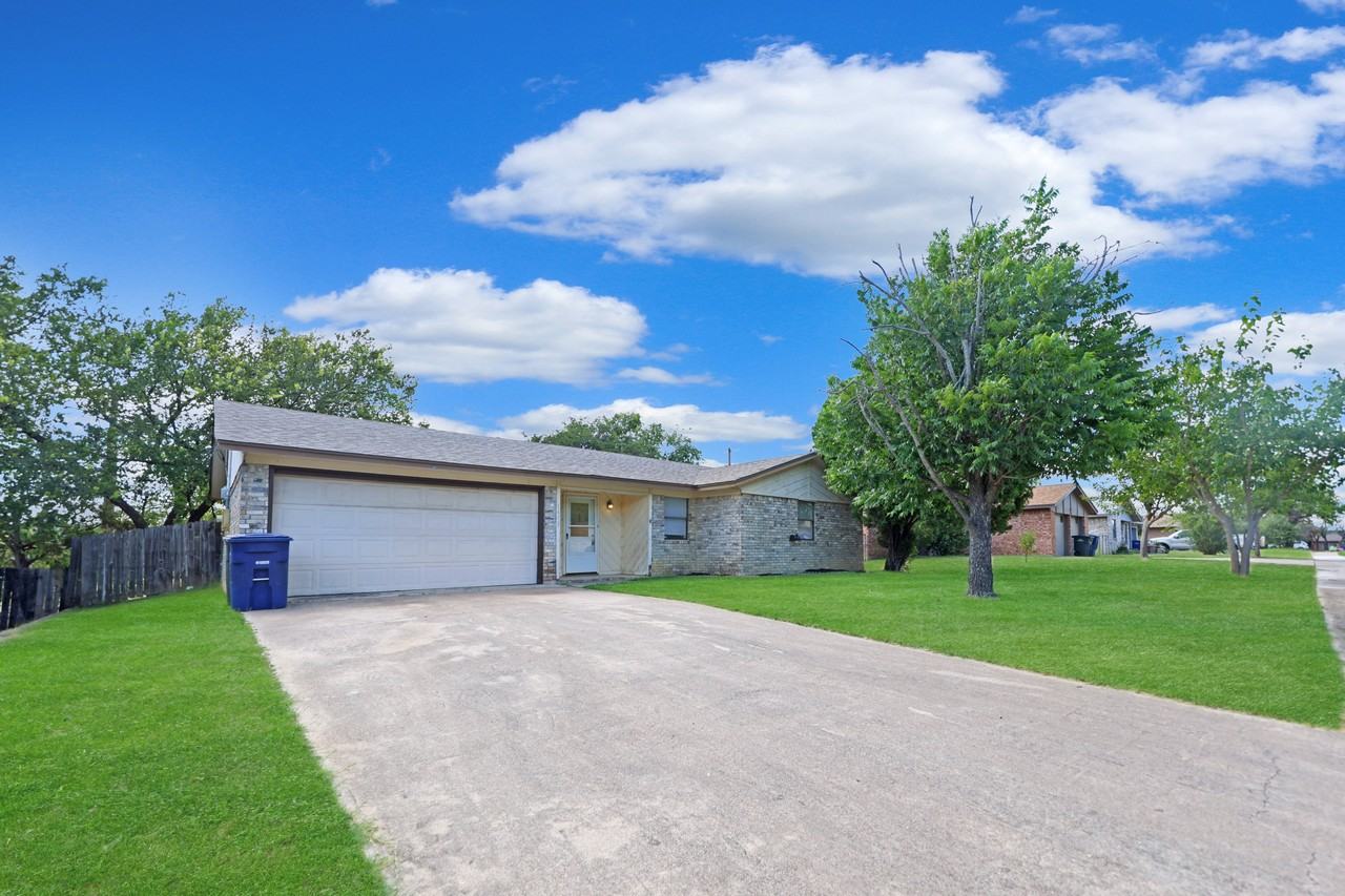 1415 Janet Ln - Photo 2 of 21