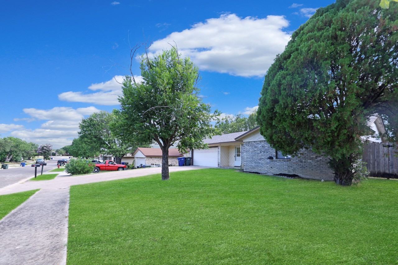 1415 Janet Ln - Photo 3 of 21