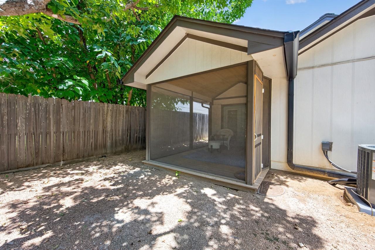 801 Kavanagh Dr - Photo 4 of 35