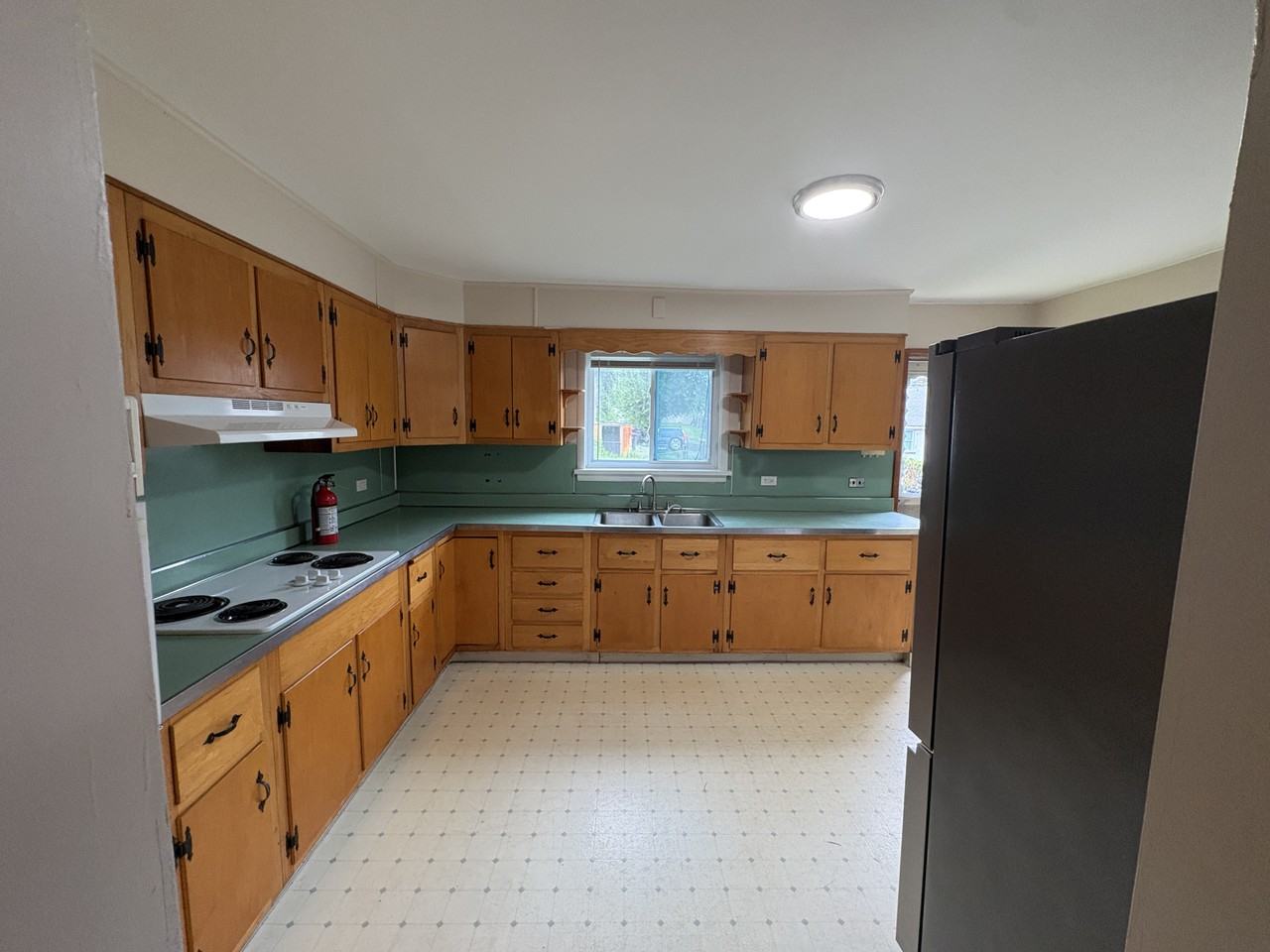 343 Charles St - Photo 6 of 16