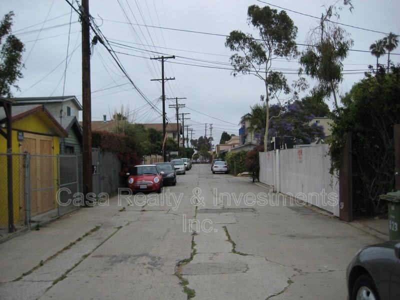 823 Broadway St - Photo 3 of 9