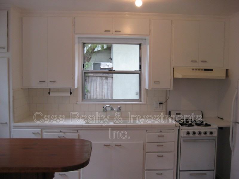 823 Broadway St - Photo 6 of 9