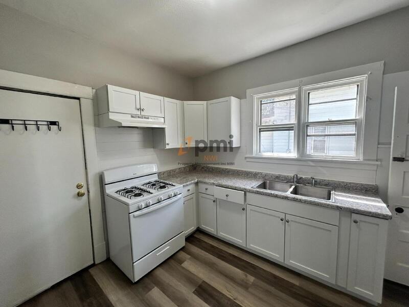 906 2nd St - Photo 3 of 19
