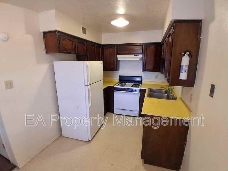 12200 Candelaria Rd Ne #A - Photo 4 of 10