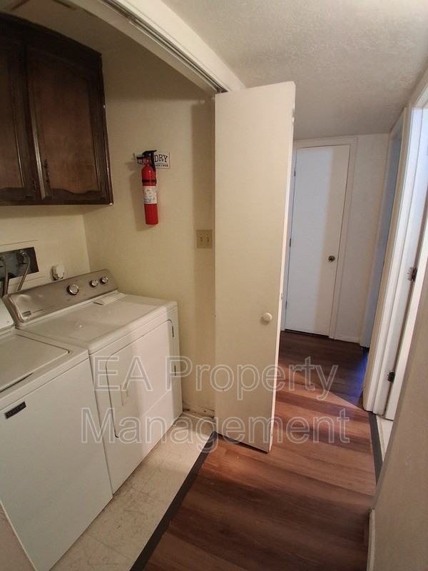 12200 Candelaria Rd Ne #A - Photo 6 of 10