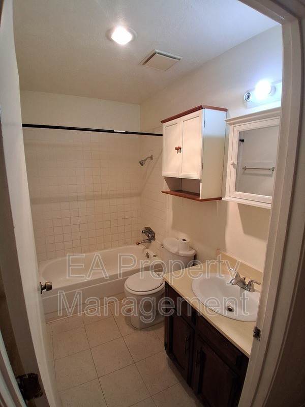 12200 Candelaria Rd Ne #A - Photo 7 of 10