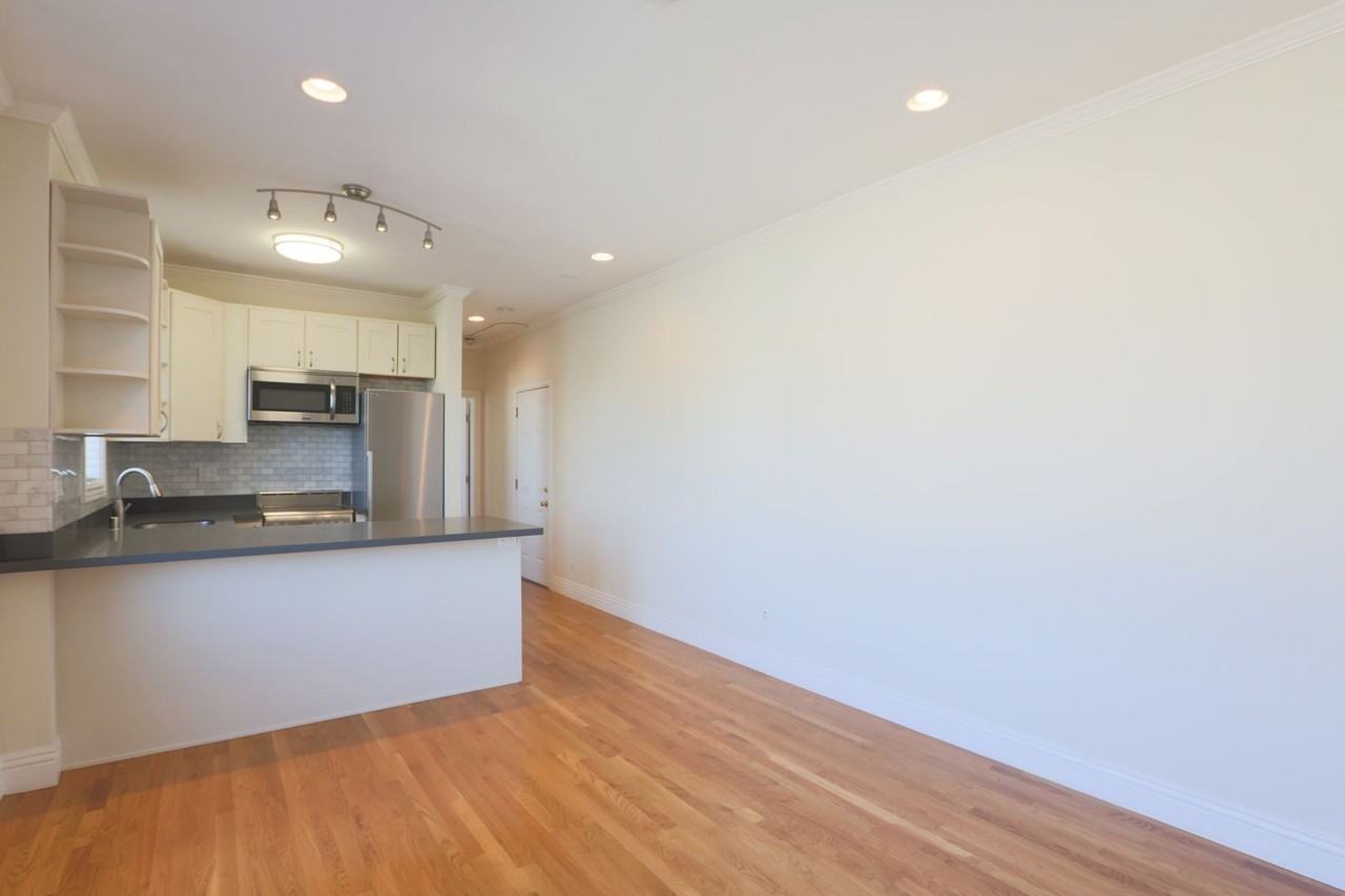 1918 Lakeshore Ave #64 - Photo 4 of 13