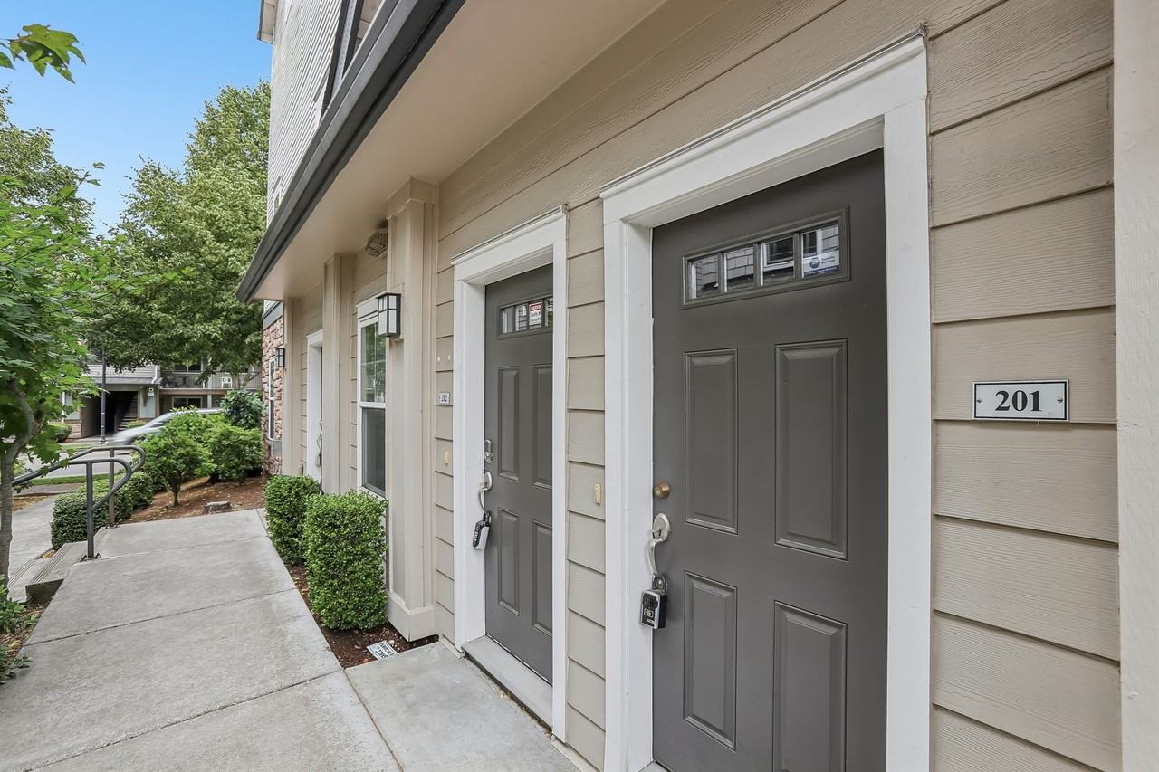 10805 Ne Red Wing Way - Photo 2 of 32