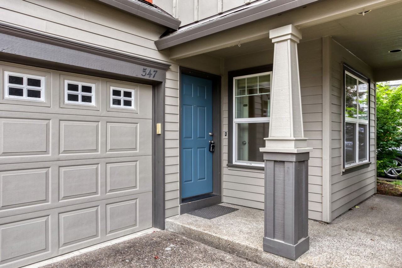547 Ne 61st Pl - Photo 3 of 35