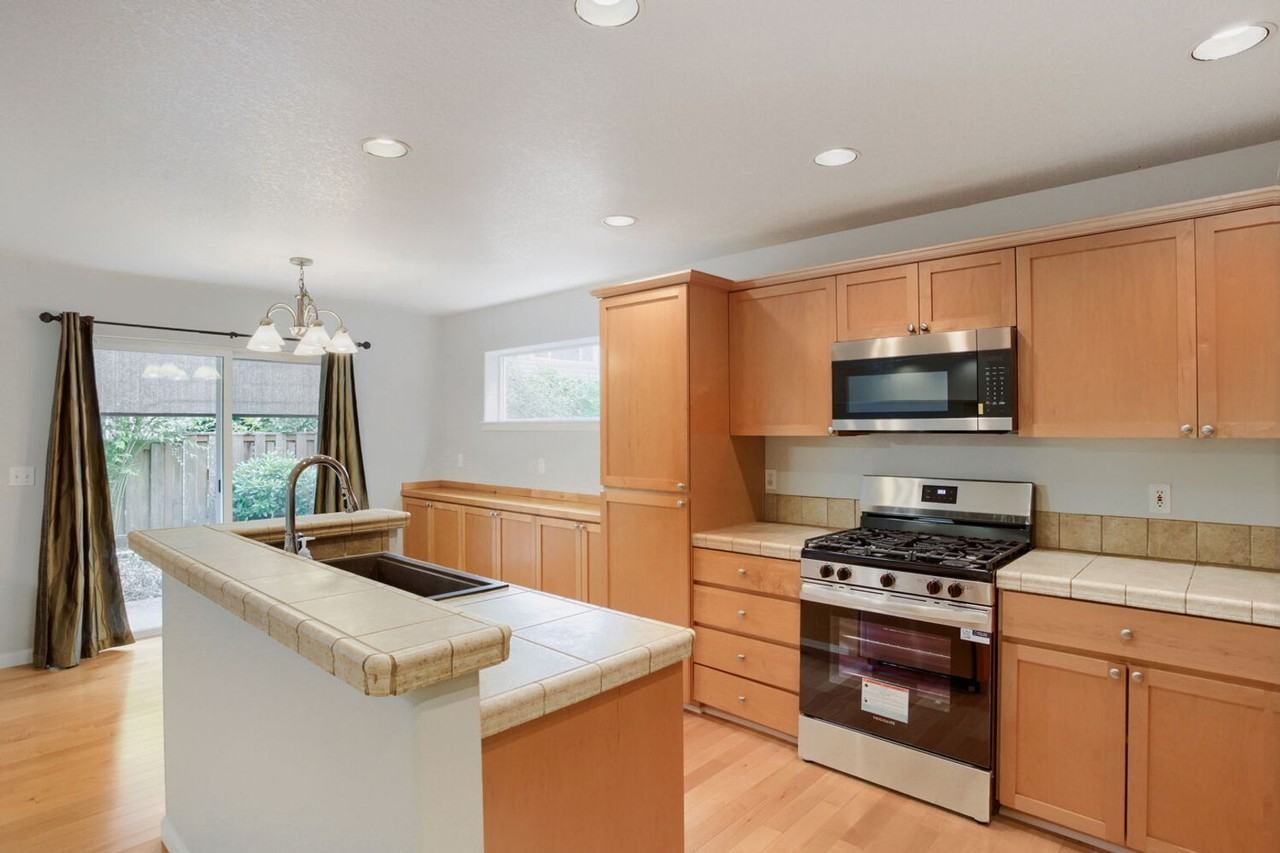 547 Ne 61st Pl - Photo 4 of 35