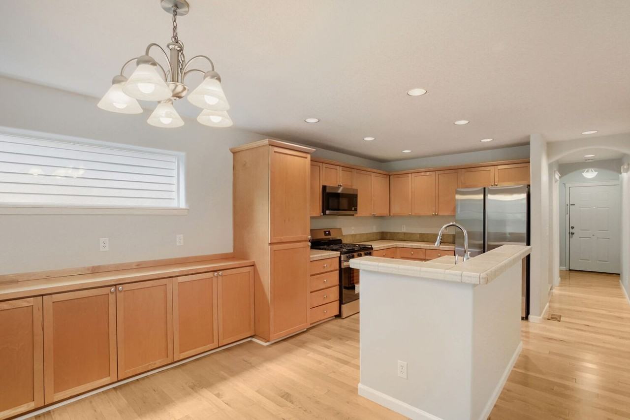 547 Ne 61st Pl - Photo 5 of 35