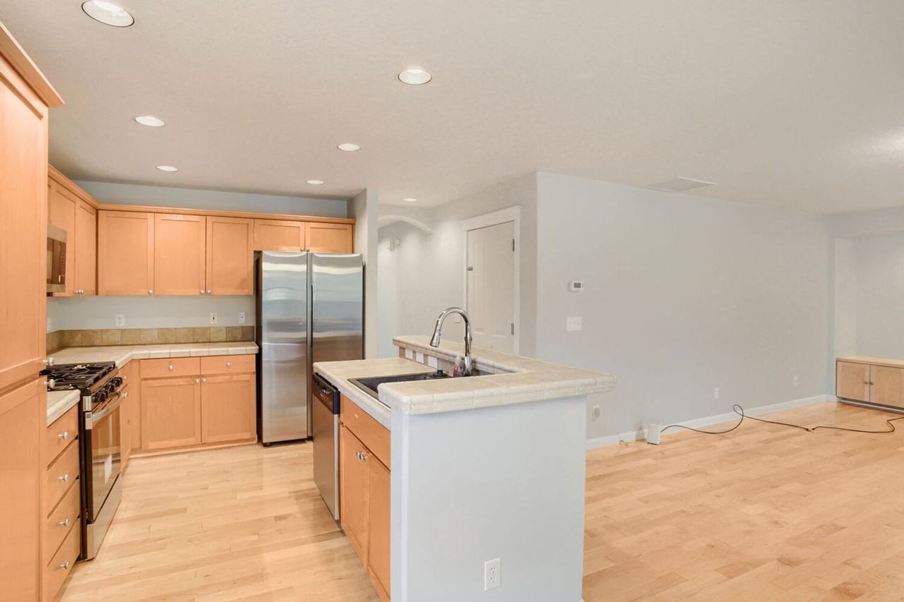 547 Ne 61st Pl - Photo 6 of 35