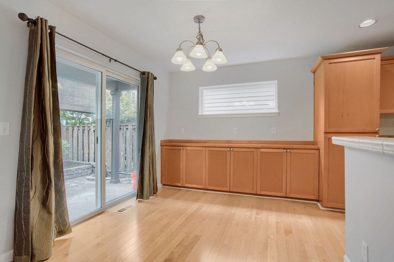 547 Ne 61st Pl - Photo 7 of 35
