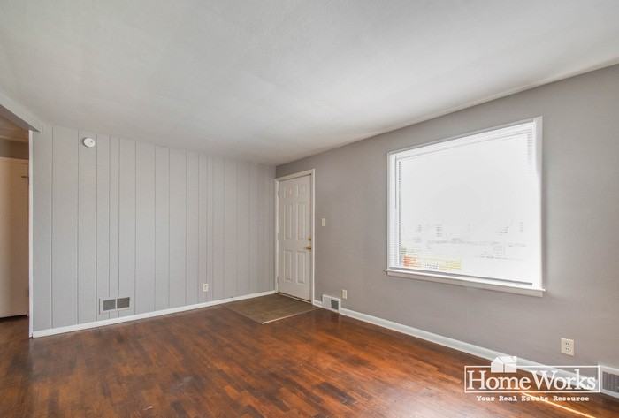 340 S Brook Ave - Photo 3 of 12