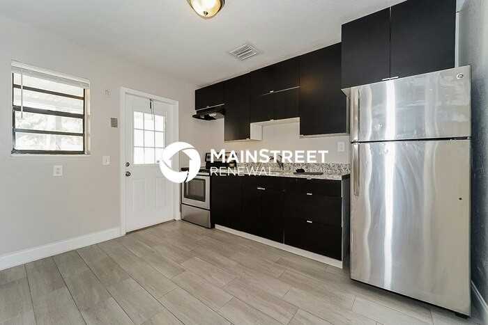 61 Nw 48th St - Photo 4 of 16
