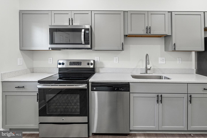 900 Bennett Pl - Photo 2 of 25