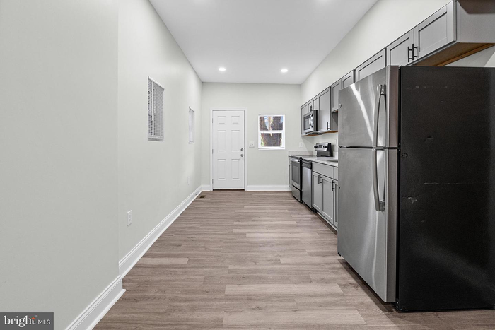 900 Bennett Pl - Photo 3 of 25