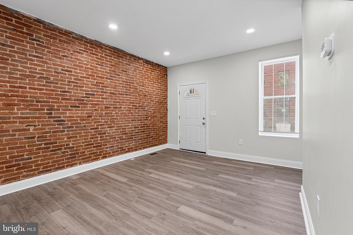 900 Bennett Pl - Photo 7 of 25