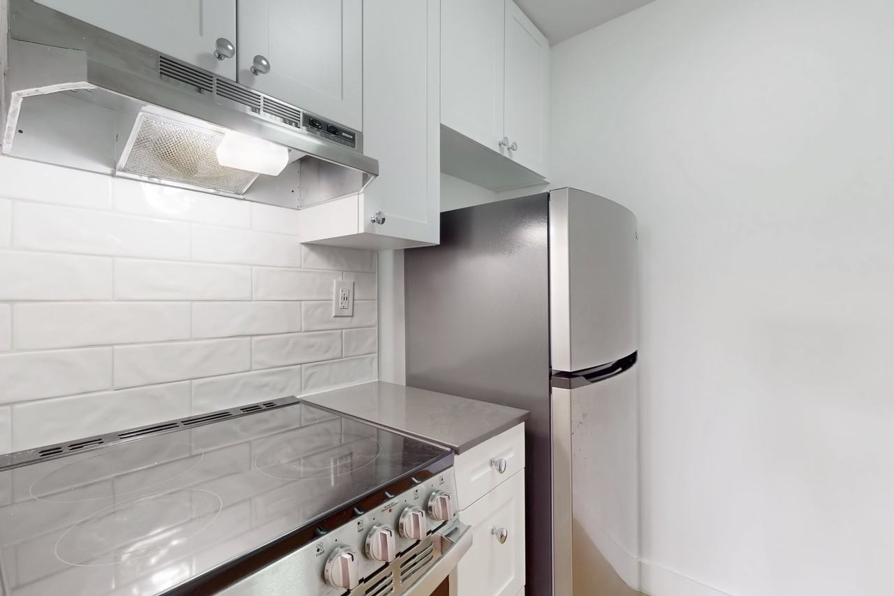 498 Queens Avenue - Photo 2 of 15