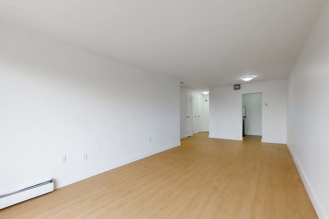 498 Queens Avenue - Photo 4 of 15