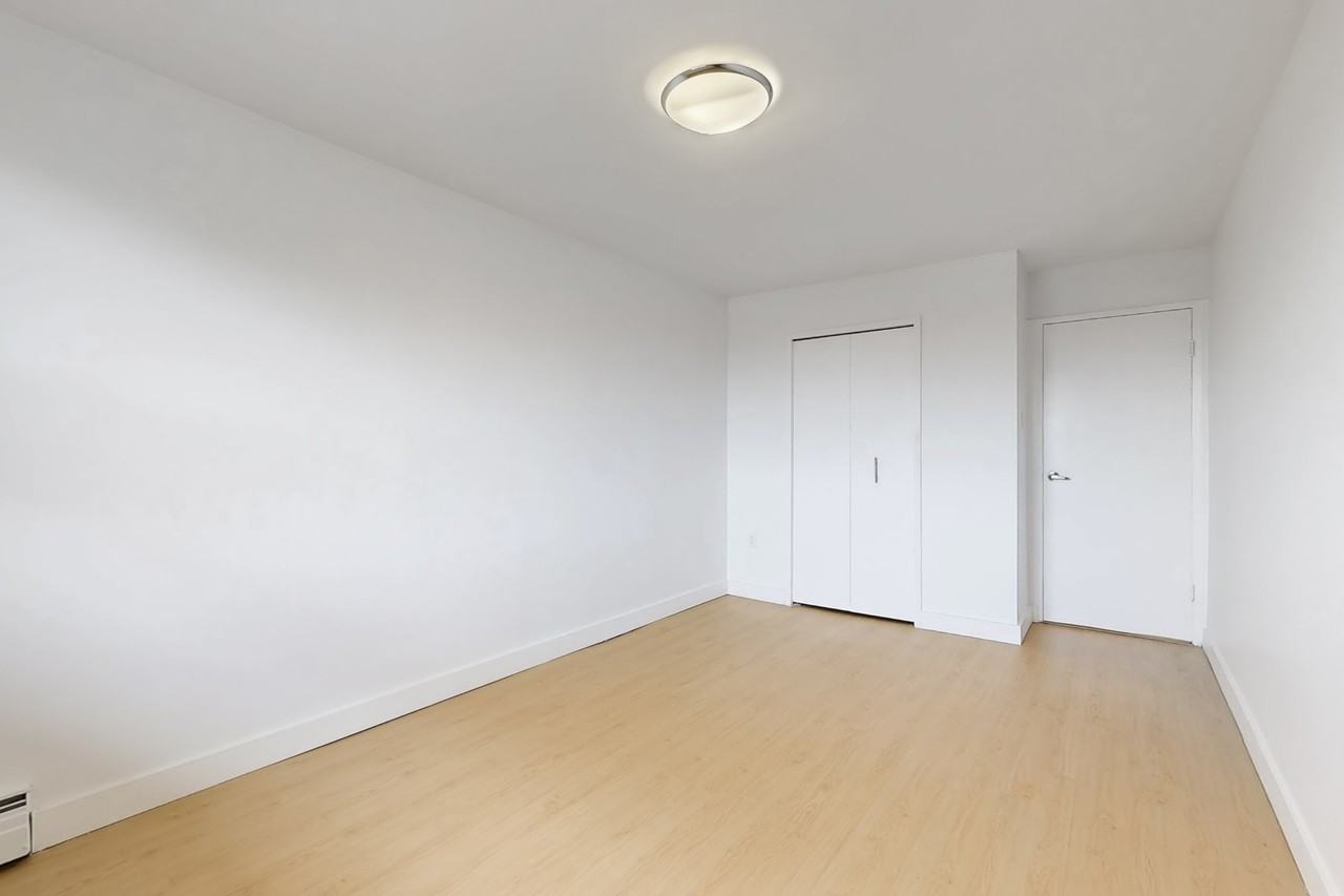 498 Queens Avenue - Photo 6 of 15