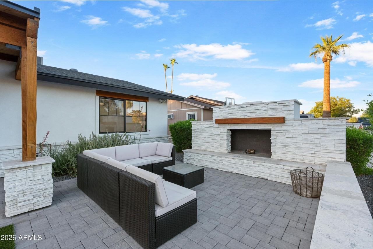 8614 E Highland Ave - Photo 4 of 47