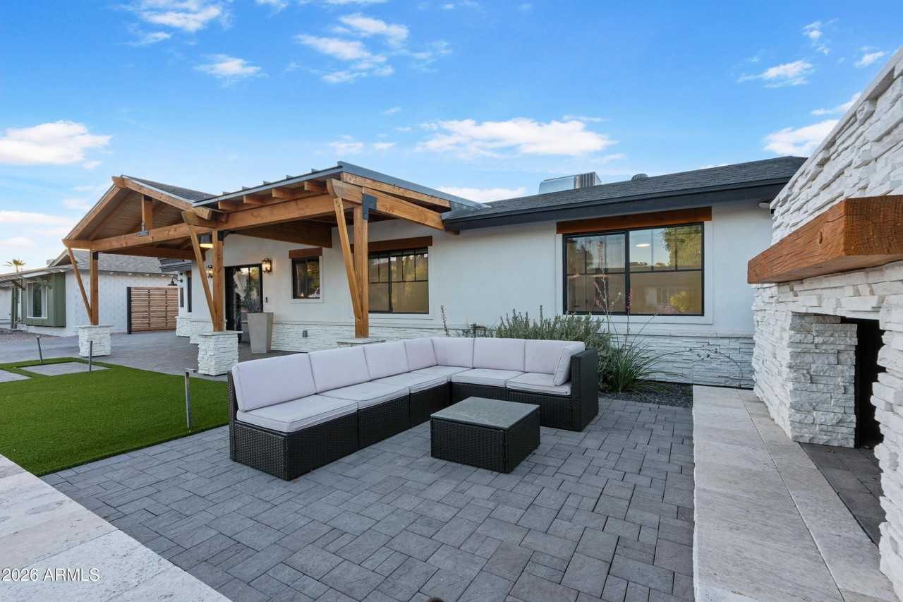 8614 E Highland Ave - Photo 5 of 47