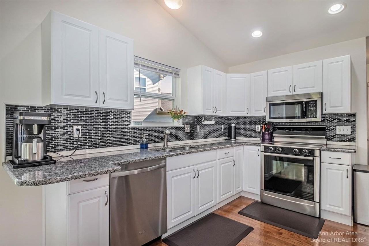 4267 Knollcrest Rd - Photo 3 of 16