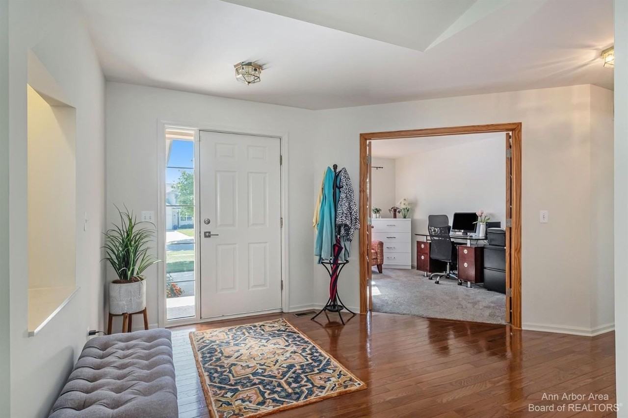 4267 Knollcrest Rd - Photo 4 of 16
