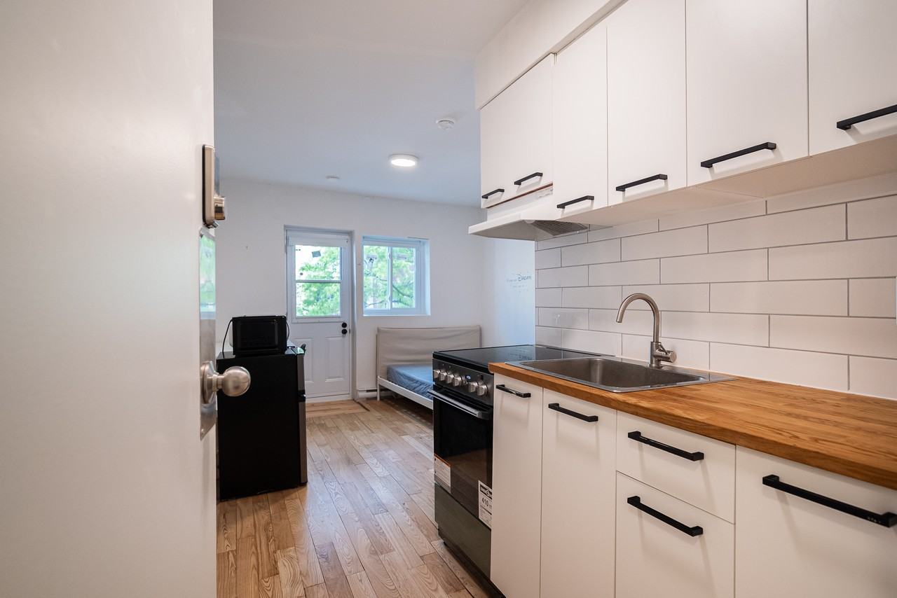 820 Roy Est - Photo 2 of 10