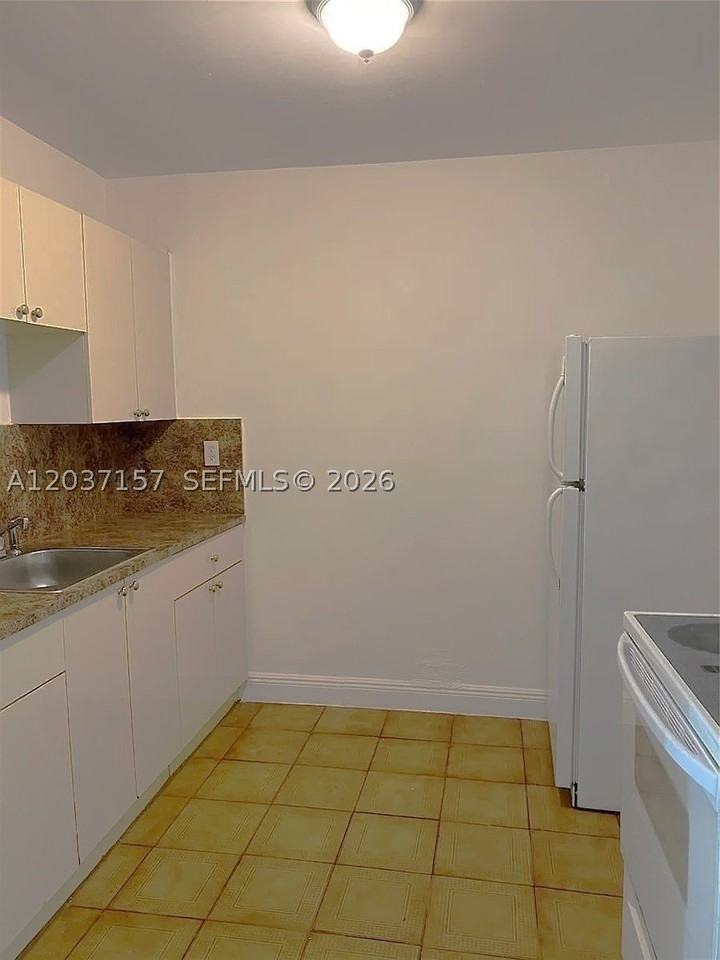 2010 Nw 70th St - Photo 4 of 22