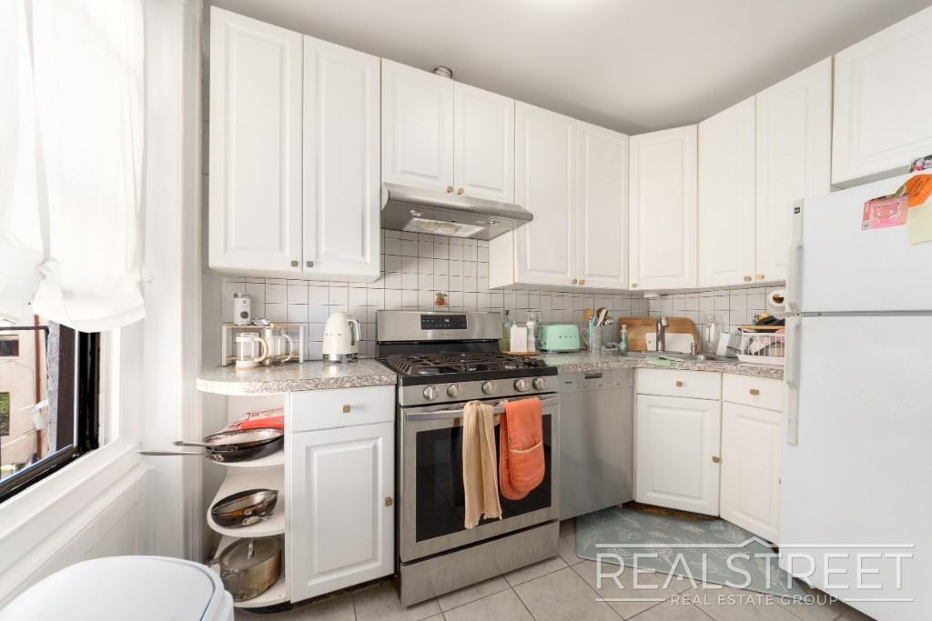 431 Clinton St #2 - Photo 3 of 8