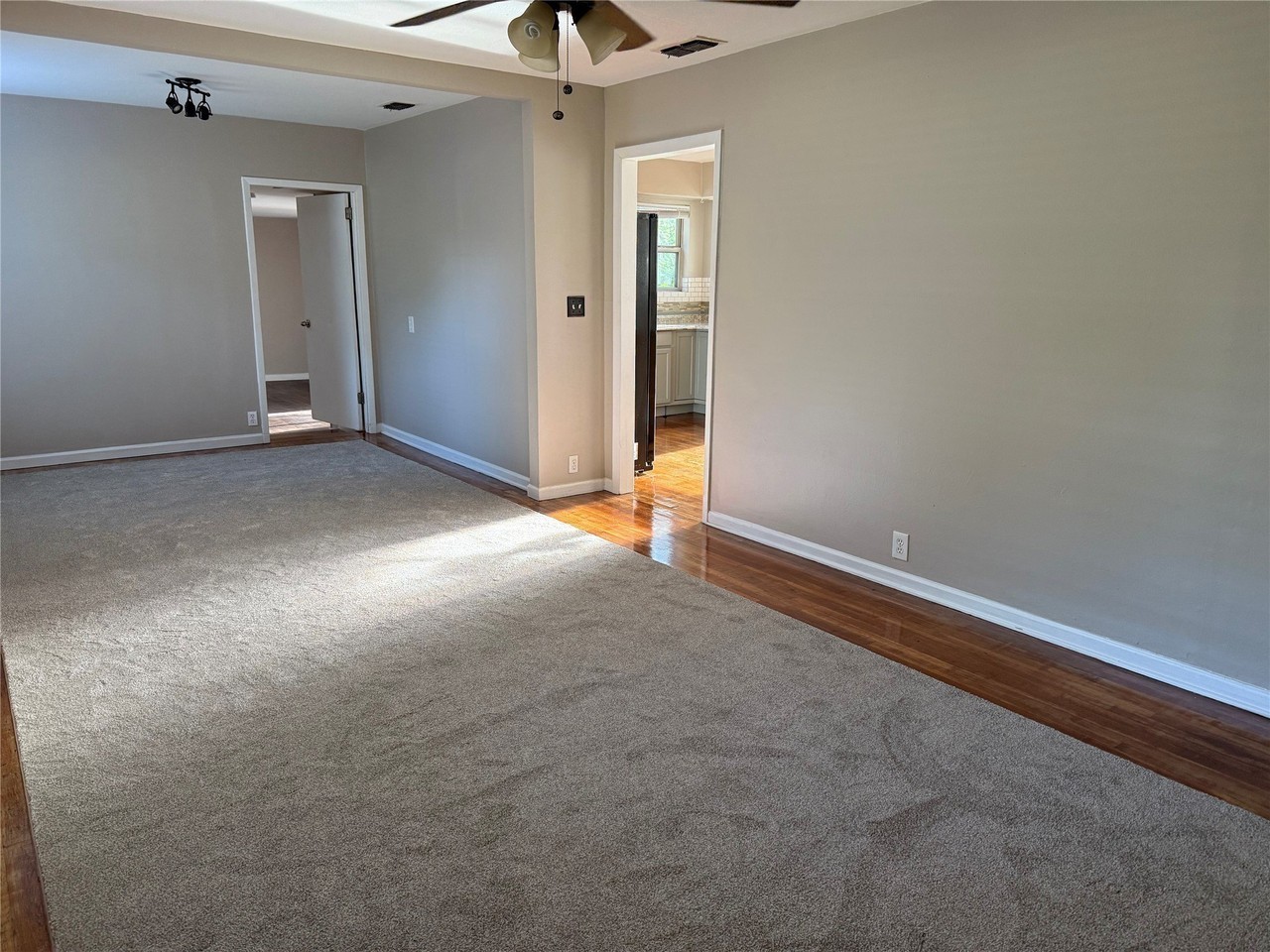 1401 S Oak St - Photo 2 of 9