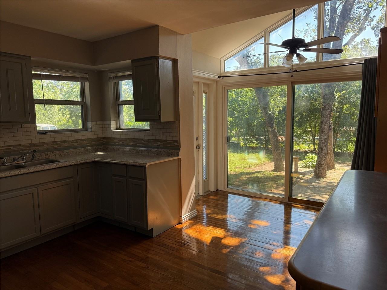1401 S Oak St - Photo 3 of 9