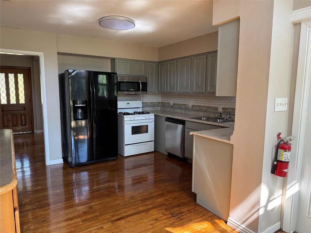 1401 S Oak St - Photo 4 of 9