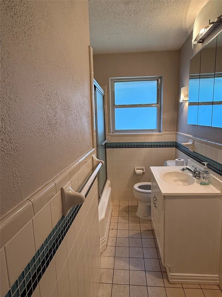 1401 S Oak St - Photo 5 of 9