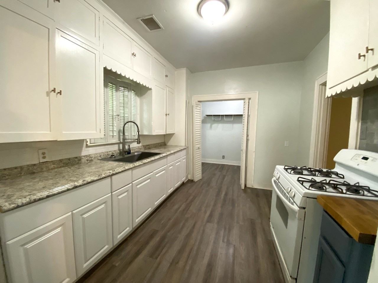 1331 S Travis St - Photo 7 of 18