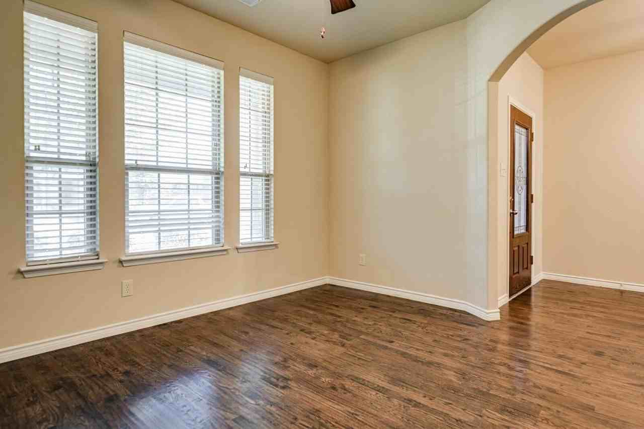 940 Lancashire Ln - Photo 5 of 29