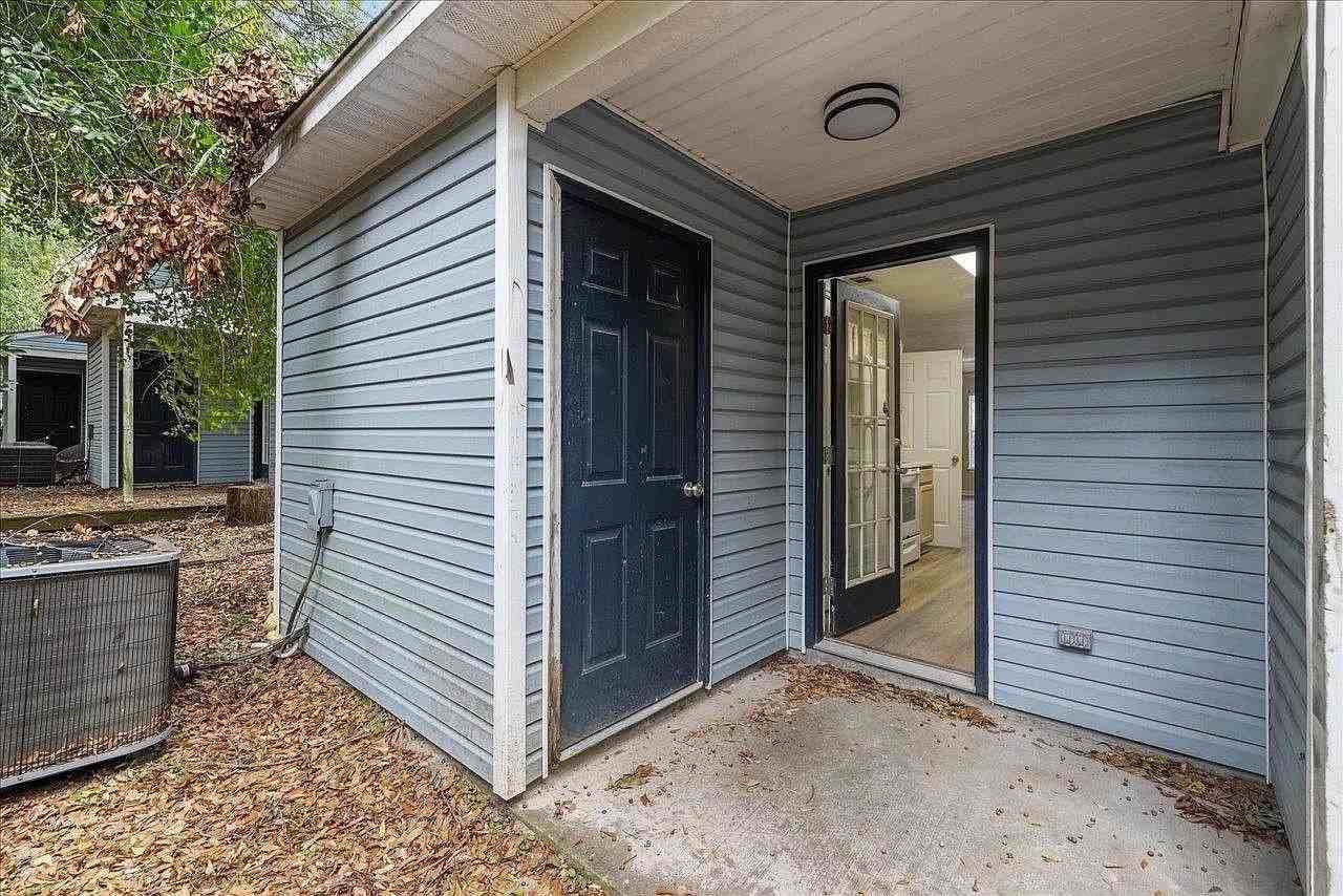 1346 Hancock St #B - Photo 4 of 25