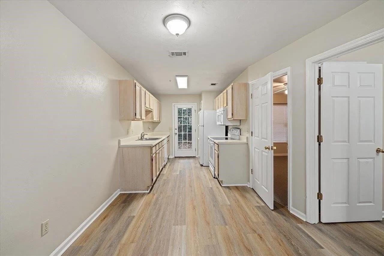 1346 Hancock St #B - Photo 6 of 25
